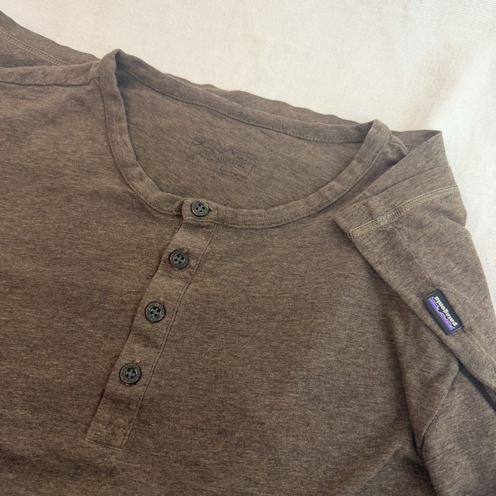 Patagonia Henley Men's Long Sleeve Half Button Logo Hem Tag Medium
